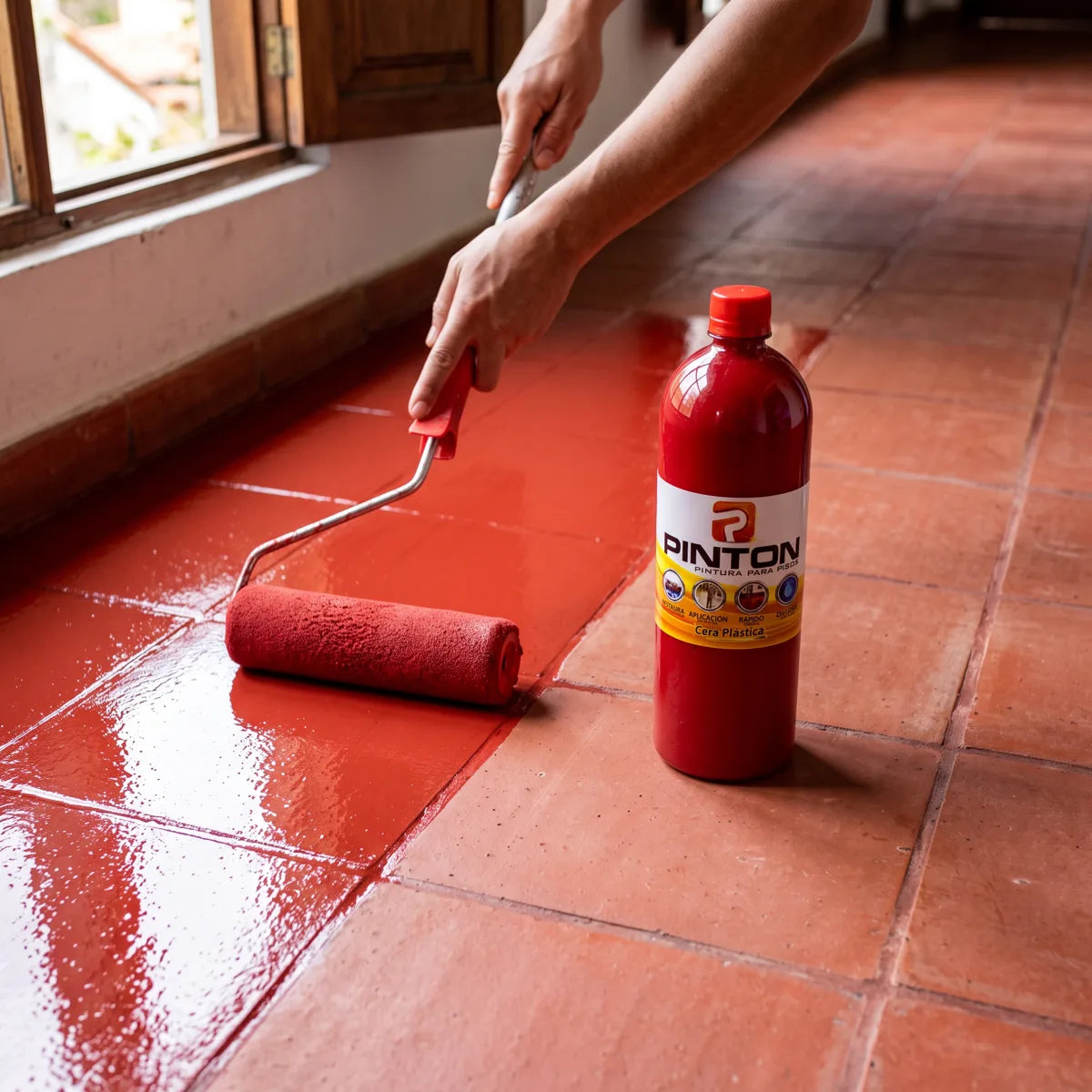 Corredor de tableta roja con brillo espejo