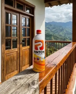 Baranda de madera de un balcón con la botella de Pintón