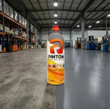 Piso de cemento pulido de una bodega con la botella de Pintón