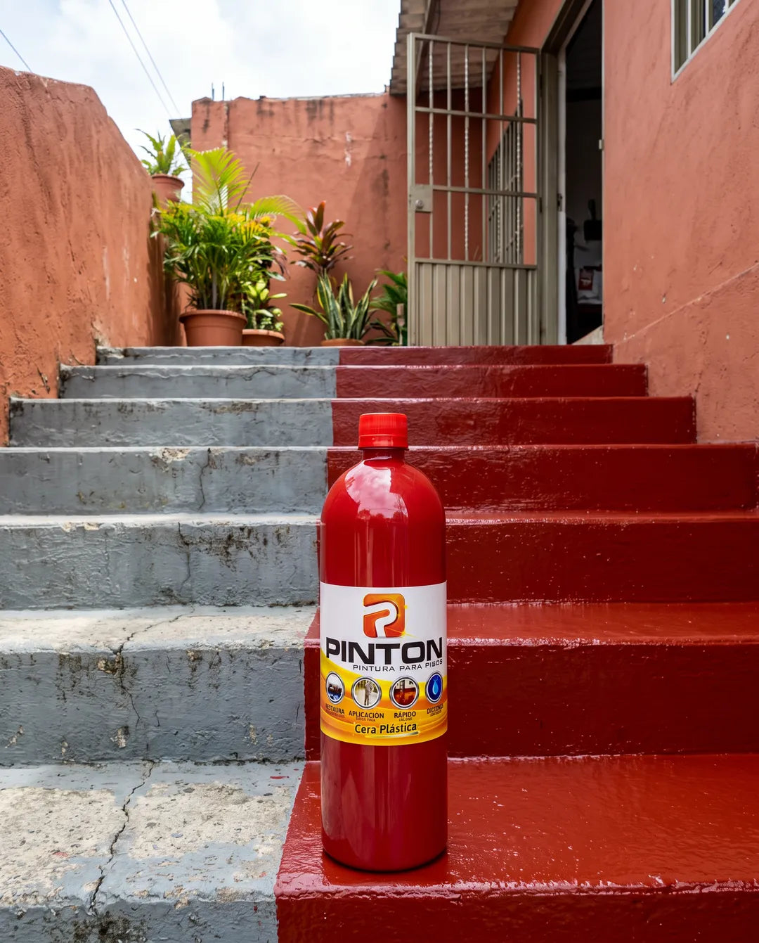 Escalera de cemento: mitad opaca, mitad renovada en rojo