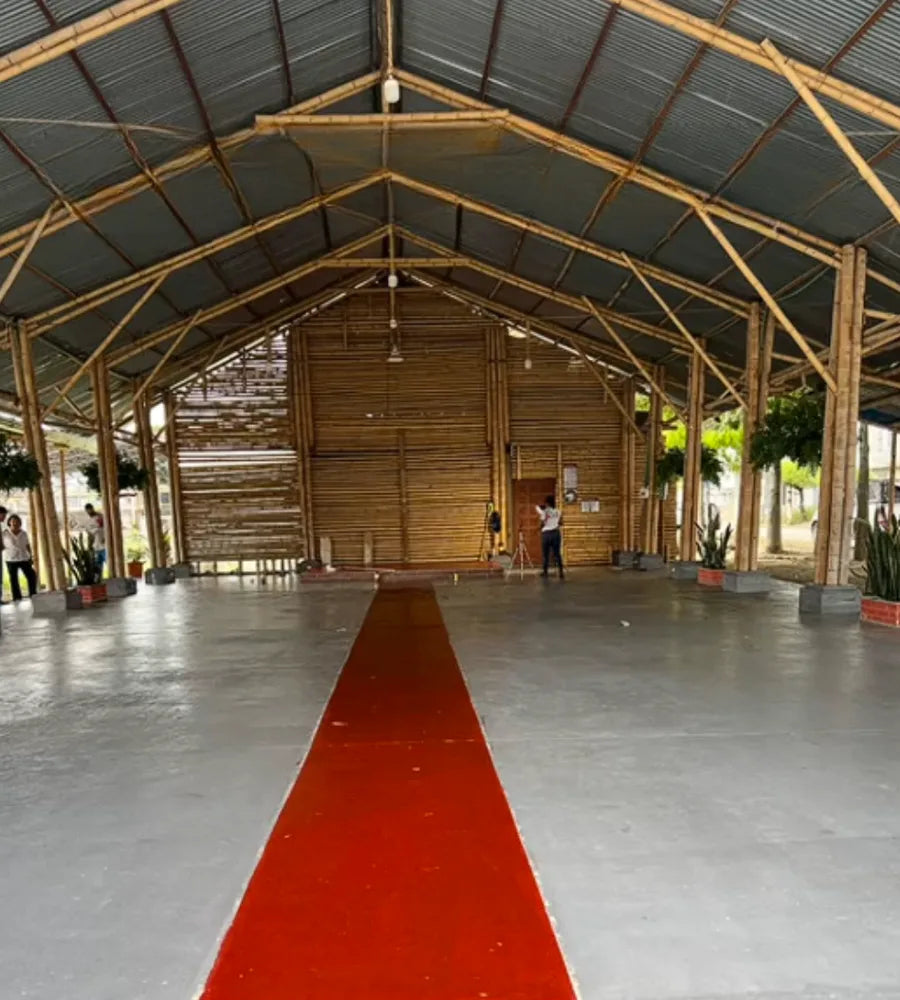 Salón grande con una franja roja sobre el piso gris