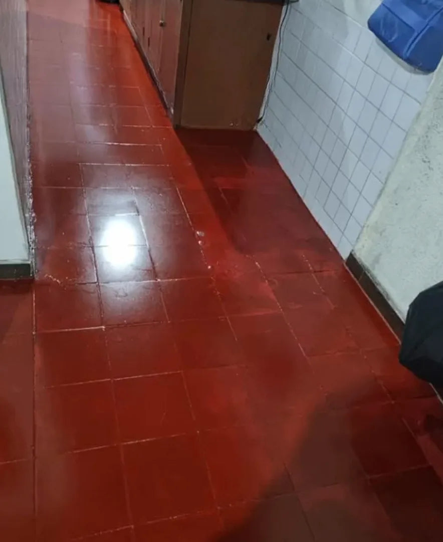 Corredor de baldosa roja con brillo